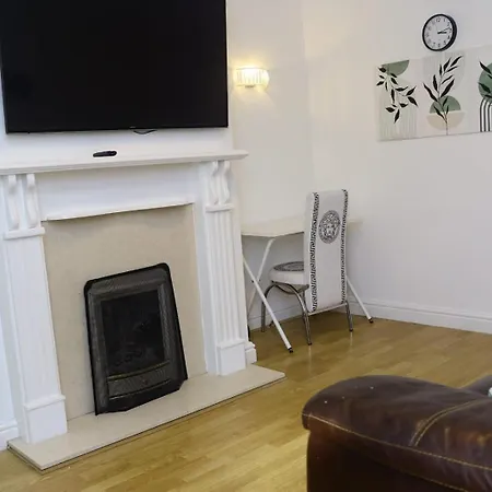 Daire Entire 2 Bedroom House In Centre - Free Parking & Free Wifi