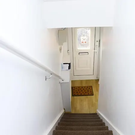 Entire 2 Bedroom House In Centre - Free Parking & Free Wifi * Λιντς