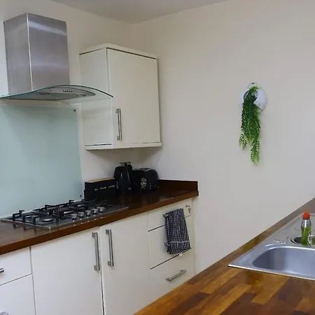 Entire 2 Bedroom House In Centre - Free Parking & Free Wifi