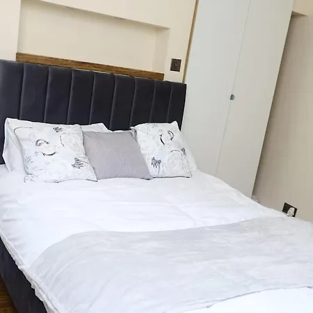 Entire 2 Bedroom House In Centre - Free Parking & Free Wifi Daire