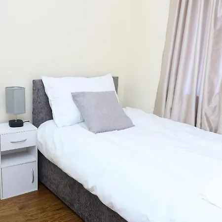 Entire 2 Bedroom House In Centre - Free Parking & Free Wifi *
