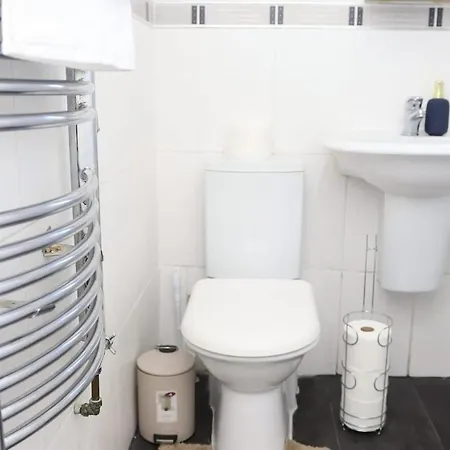 Entire 2 Bedroom House In Centre - Free Parking & Free Wifi *