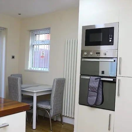 Entire 2 Bedroom House In Centre - Free Parking & Free Wifi Daire *