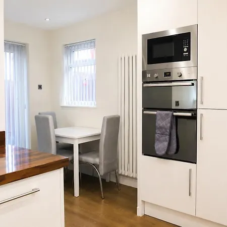 Entire 2 Bedroom House In Centre - Free Parking&free Wifi Appartement