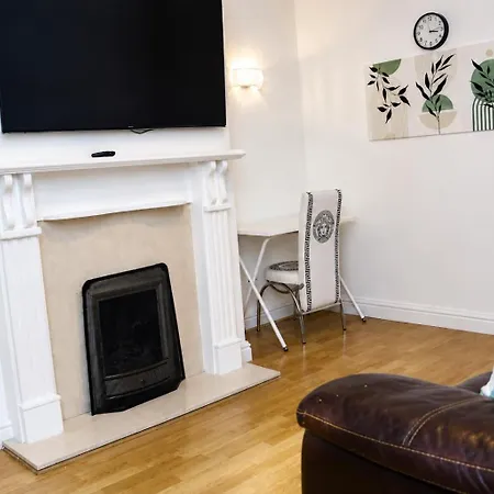 Appartement Entire 2 Bedroom House In Centre - Free Parking&free Wifi *