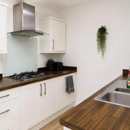 Entire 2 Bedroom House In Centre - Free Parking&free Wifi
