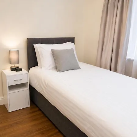 Entire 2 Bedroom House In Centre - Free Parking&free Wifi Appartement