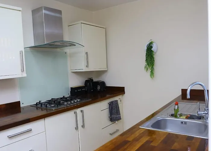 Entire 2 Bedroom House In Centre - Free Parking & Free Wifi