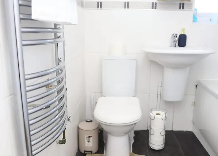 Entire 2 Bedroom House In Centre - Free Parking & Free Wifi *