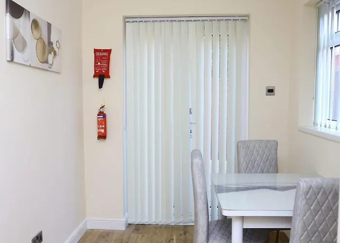 Апартаменти Entire 2 Bedroom House In Centre - Free Parking & Free Wifi Лідс