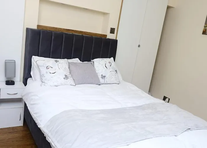 Entire 2 Bedroom House In Centre - Free Parking & Free Wifi Апартаменти