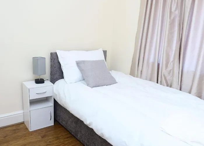 Entire 2 Bedroom House In Centre - Free Parking & Free Wifi *