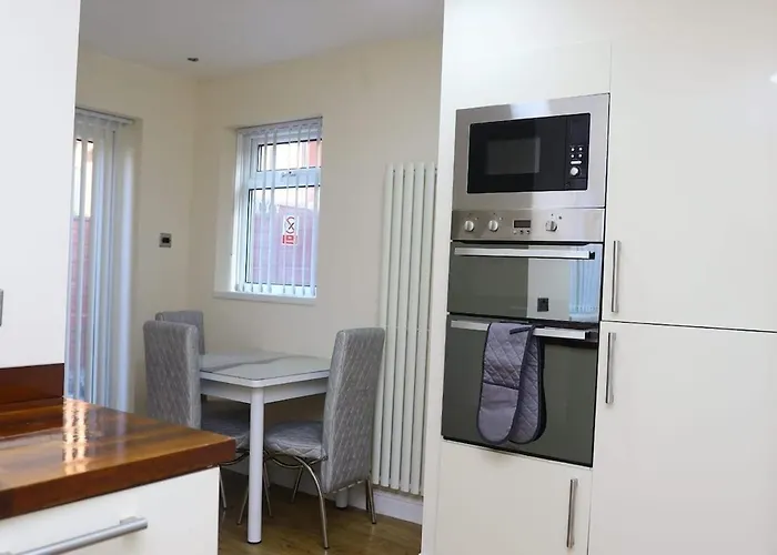 Entire 2 Bedroom House In Centre - Free Parking & Free Wifi Апартаменти *