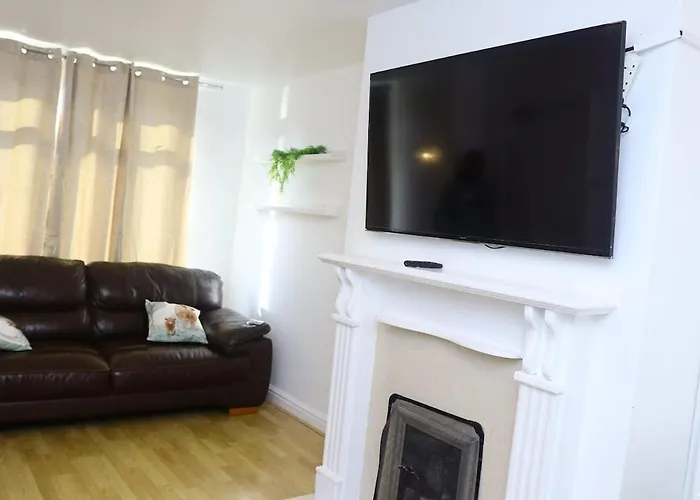 Апартаменти Entire 2 Bedroom House In Centre - Free Parking & Free Wifi *